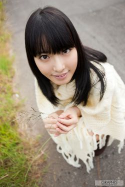 私人摄影师涂抹爽肤油